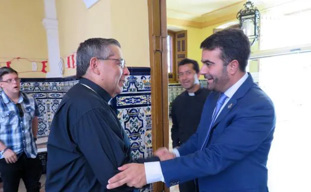 El obispo de Loja de Ecuador estrecha lazos con el Ayuntamiento lojeño