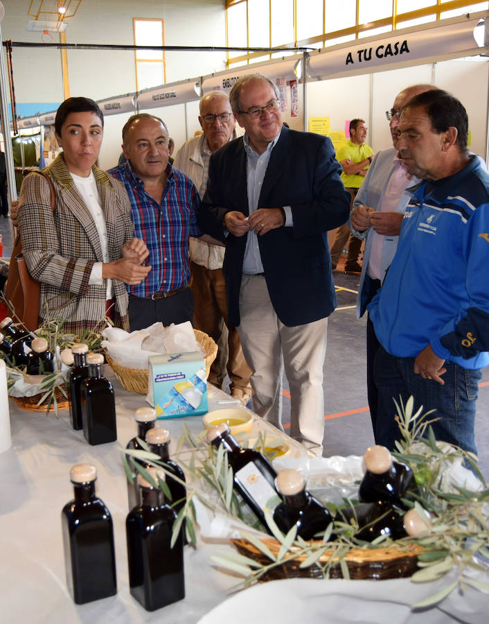 La Feria de Ganado de Loja está organizada por el Ayuntamiento de Loja y la Asociación de Criadores de la Raza Ovina Lojeña y cuenta con la colaboración de la Asociación del Poniente Granadino, la Diputación de Granada, la Junta de Andalucía y el Ministerio de Agricultura. 