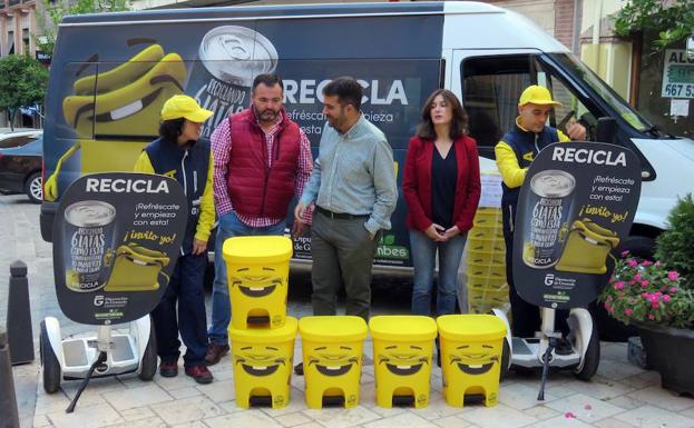 El Ayuntamiento lojeño fomenta el uso del contenedor amarillo con la campaña 'Recicla'