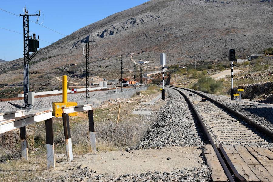 La vía nueva del AVE y la antigua se unen ya en la pedanía lojeña de Venta del Rayo