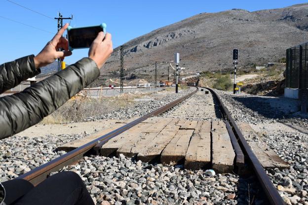 La vía antigua, a la derecha, y la nueva, a la izquierda.