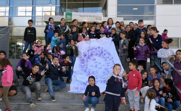 Imagen principal - Los niños del colegio Elena Martín Vivaldi de Loja bailan contra la violencia machista