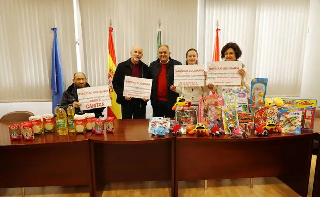 El Ayuntamiento hueteño dona más de 8.600 euros, juguetes y comida a cuatro ONGs locales