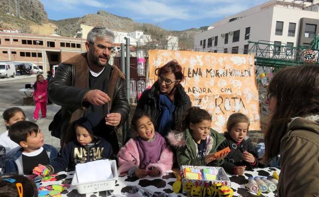 El colegio Elena Martín Vivaldi monta un 'tenderete por la paz'