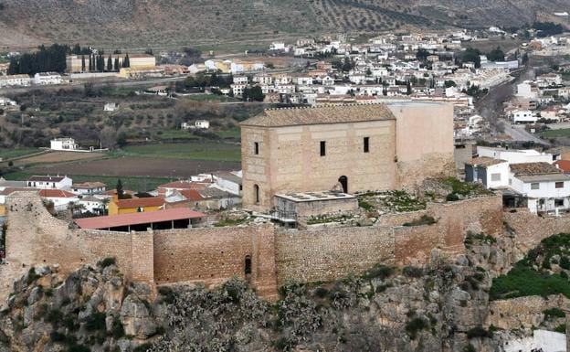 Turismo acerca a vecinos y visitantes la Alcazaba lojeña y el Palacio de Narváez