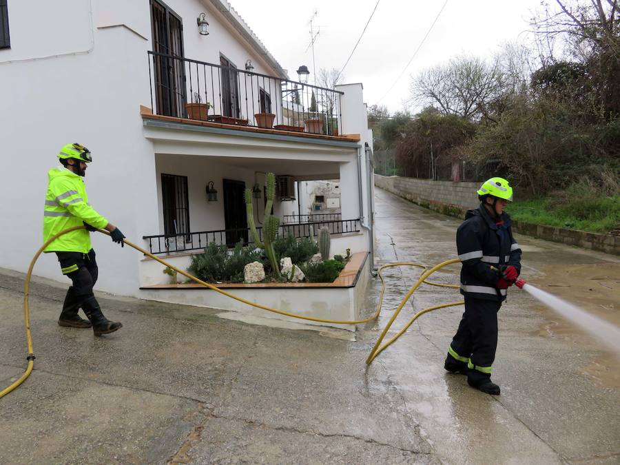 Los Bomberos de Loja actúan desde la noche del sábado en diversas incidencias a consecuencia de la importante crecida del caudal de ríos como el Frío y Neblín