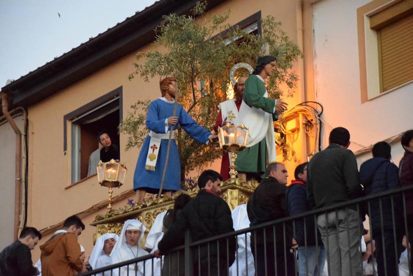 La Cofradía de Jesús en el Huerto y Nuestra Señora de la Esperanza pudo lucir sus estrenos -más apóstoles y 'cacharros' de los incensarios- en un Martes Santo radiante, luminoso y con buenas temperaturas.