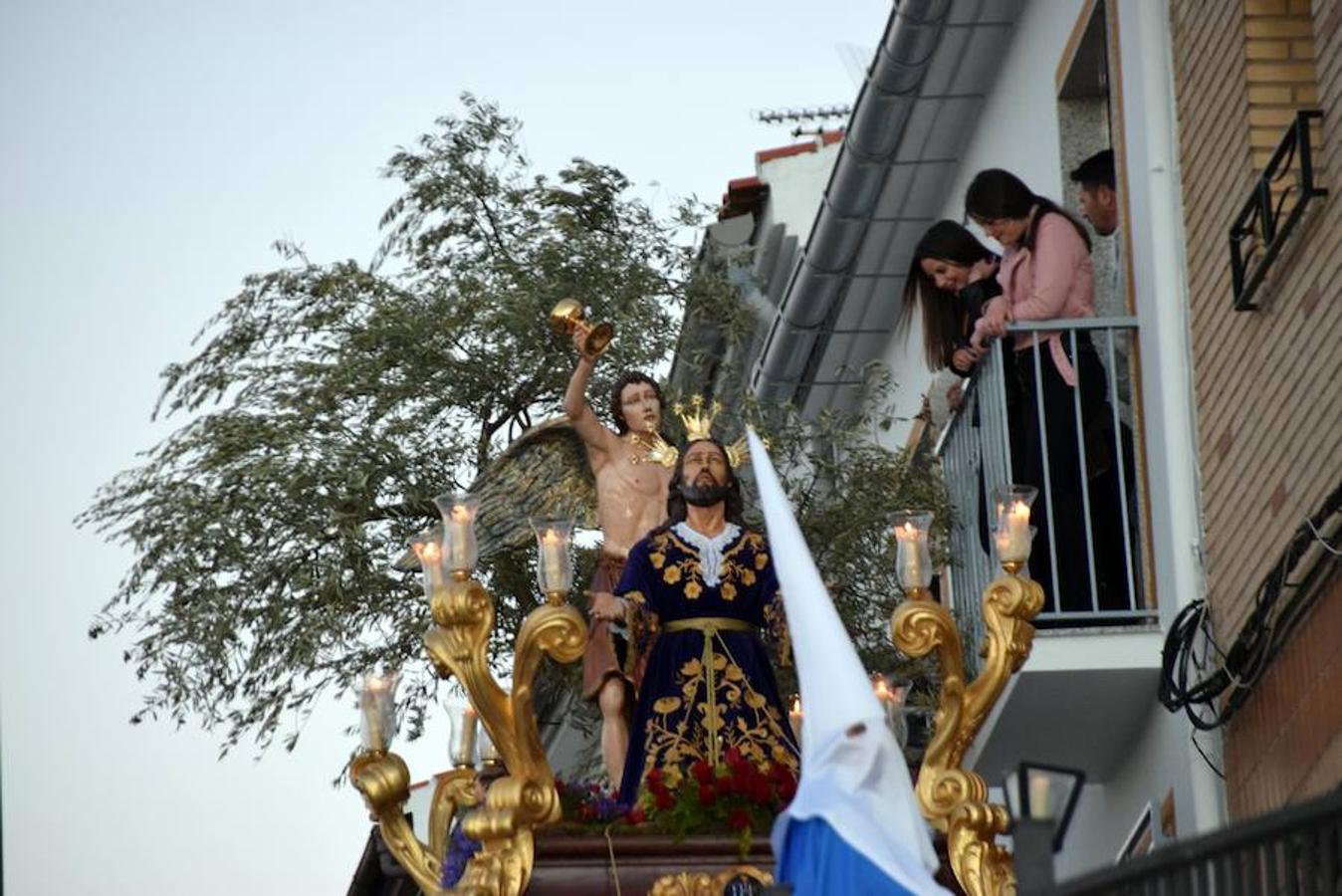 La Cofradía de Jesús en el Huerto y Nuestra Señora de la Esperanza pudo lucir sus estrenos -más apóstoles y 'cacharros' de los incensarios- en un Martes Santo radiante, luminoso y con buenas temperaturas.