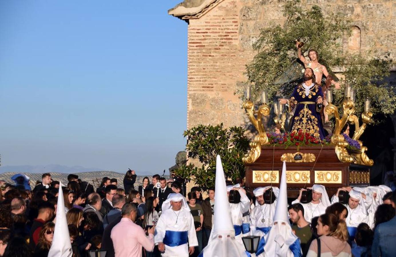 La Cofradía de Jesús en el Huerto y Nuestra Señora de la Esperanza pudo lucir sus estrenos -más apóstoles y 'cacharros' de los incensarios- en un Martes Santo radiante, luminoso y con buenas temperaturas.