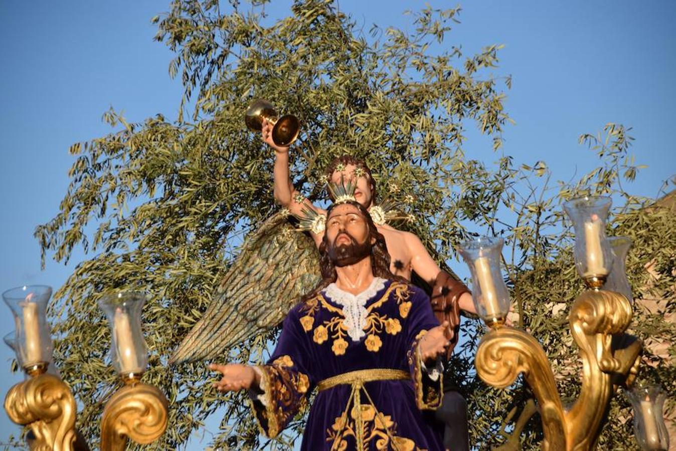 La Cofradía de Jesús en el Huerto y Nuestra Señora de la Esperanza pudo lucir sus estrenos -más apóstoles y 'cacharros' de los incensarios- en un Martes Santo radiante, luminoso y con buenas temperaturas.