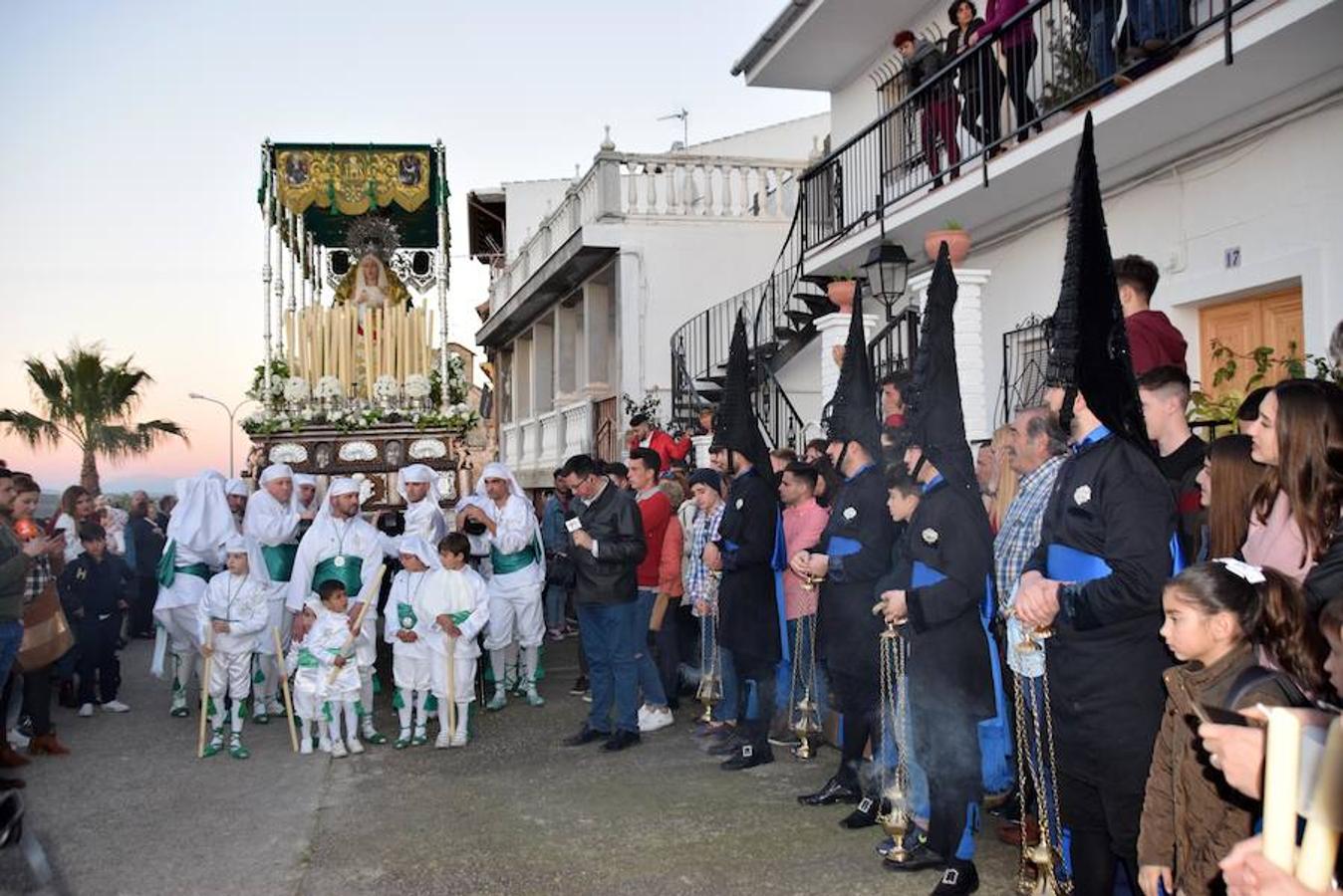 La Cofradía de Jesús en el Huerto y Nuestra Señora de la Esperanza pudo lucir sus estrenos -más apóstoles y 'cacharros' de los incensarios- en un Martes Santo radiante, luminoso y con buenas temperaturas.