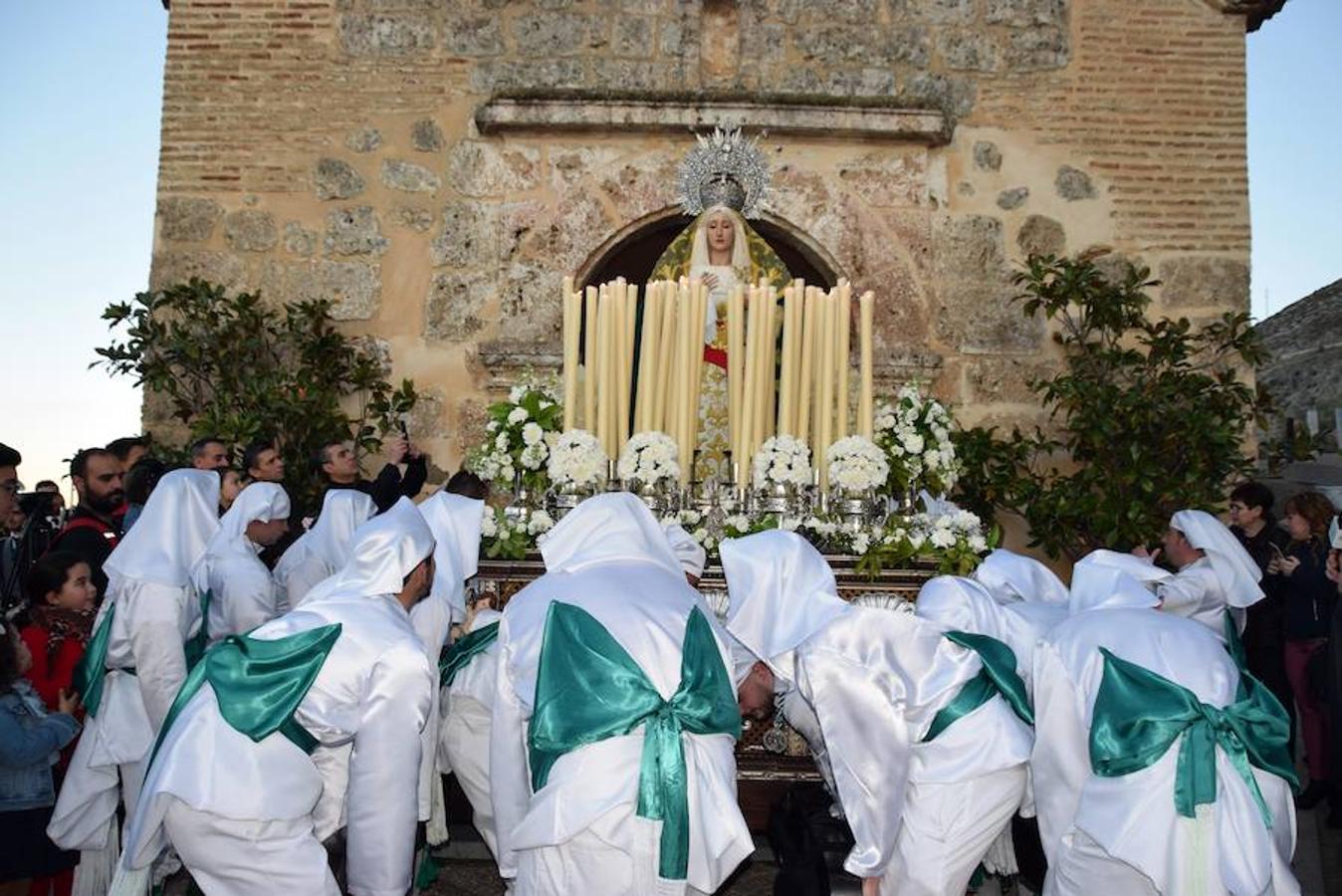 La Cofradía de Jesús en el Huerto y Nuestra Señora de la Esperanza pudo lucir sus estrenos -más apóstoles y 'cacharros' de los incensarios- en un Martes Santo radiante, luminoso y con buenas temperaturas.