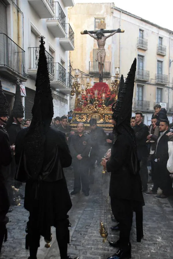 El municipio disfrutó del desfile de las cofradías que procesionaron durante el Viernes Santo