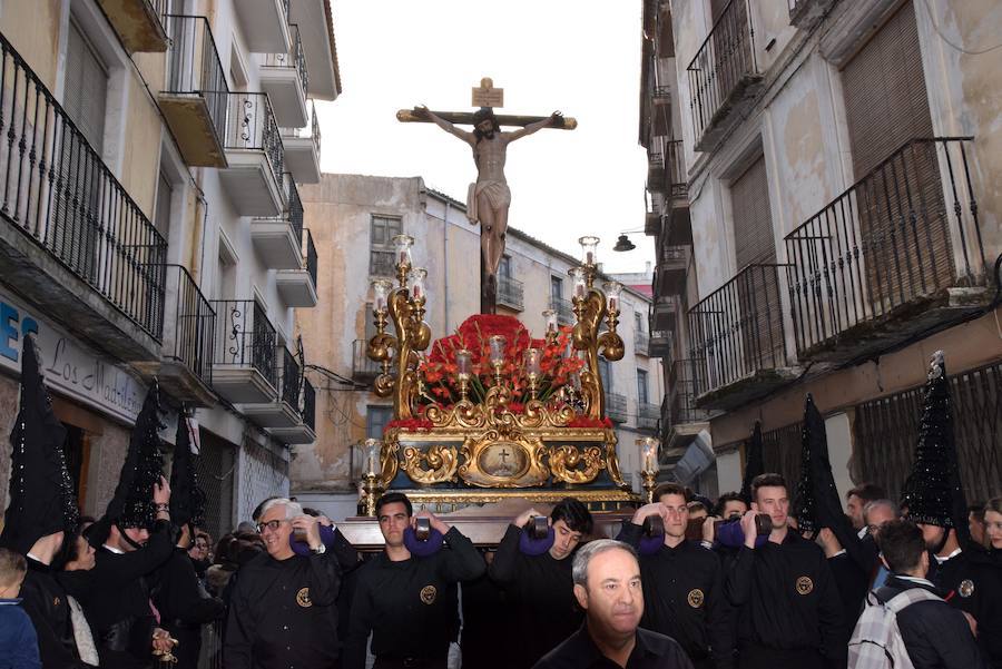 El municipio disfrutó del desfile de las cofradías que procesionaron durante el Viernes Santo