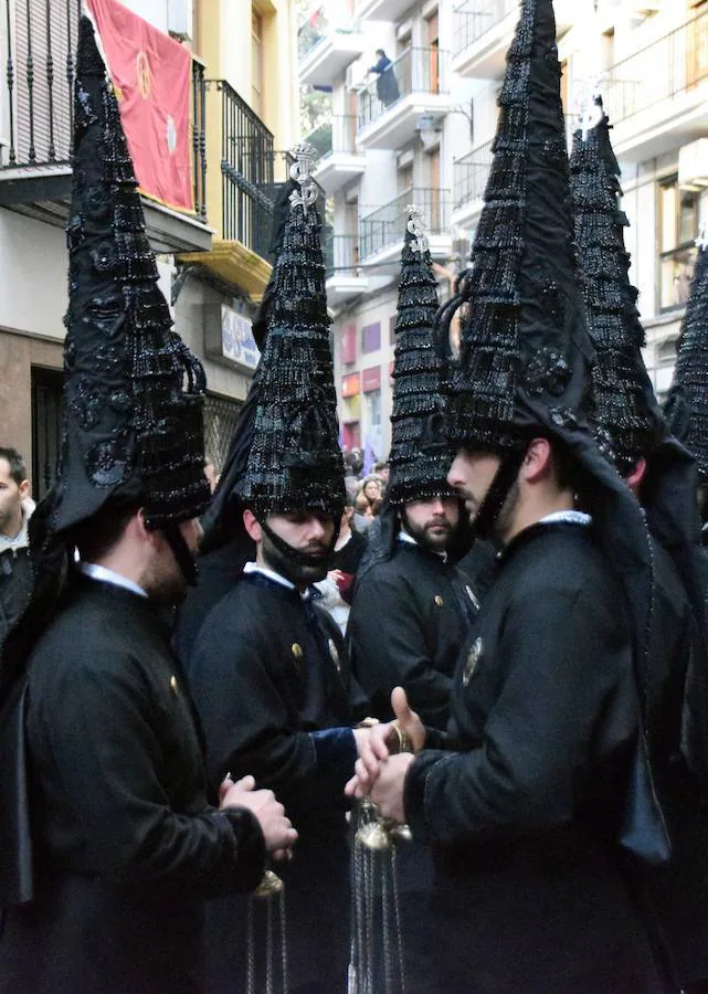 El municipio disfrutó del desfile de las cofradías que procesionaron durante el Viernes Santo