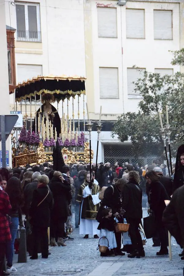 El municipio disfrutó del desfile de las cofradías que procesionaron durante el Viernes Santo