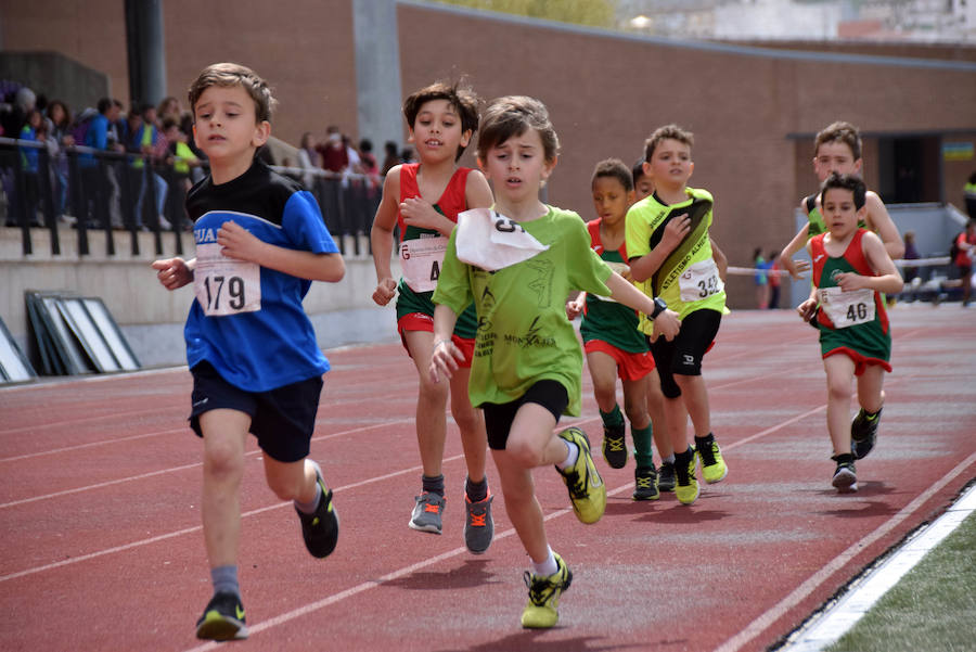 Fotos: El circuito provincial de Atletismo en Pista regresa a Loja tras varios años