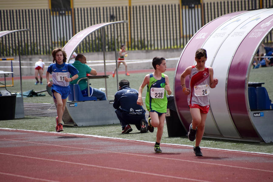 Fotos: El circuito provincial de Atletismo en Pista regresa a Loja tras varios años