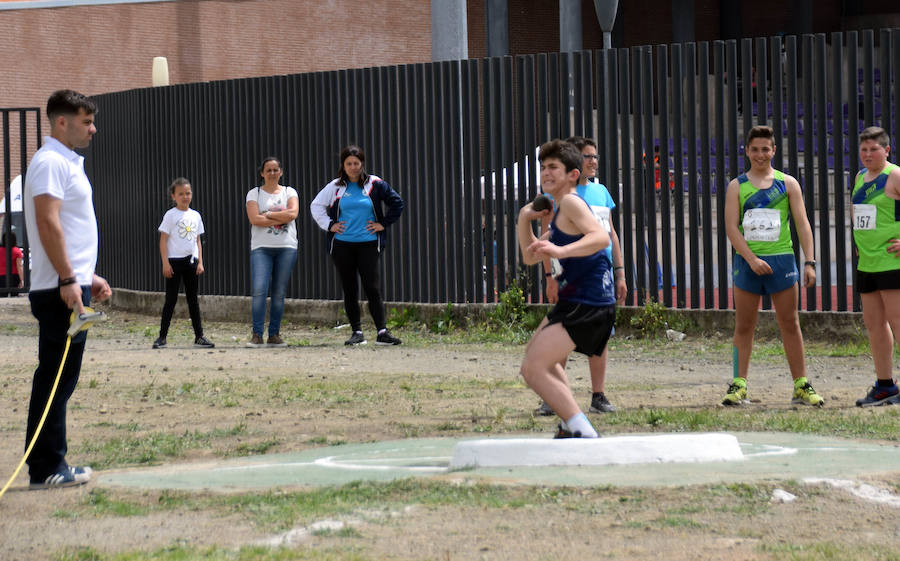 Fotos: El circuito provincial de Atletismo en Pista regresa a Loja tras varios años