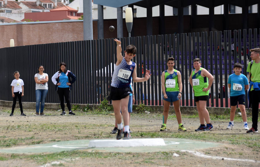 Fotos: El circuito provincial de Atletismo en Pista regresa a Loja tras varios años