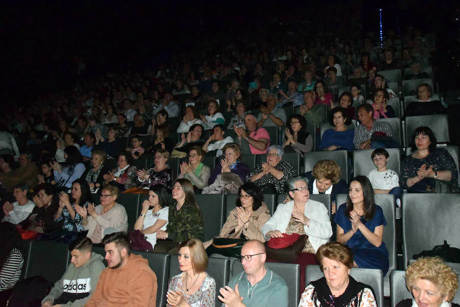 El Auditorio Adolfo Suárez se llena de público para recaudar fondos con destino a la asociación lojeña.