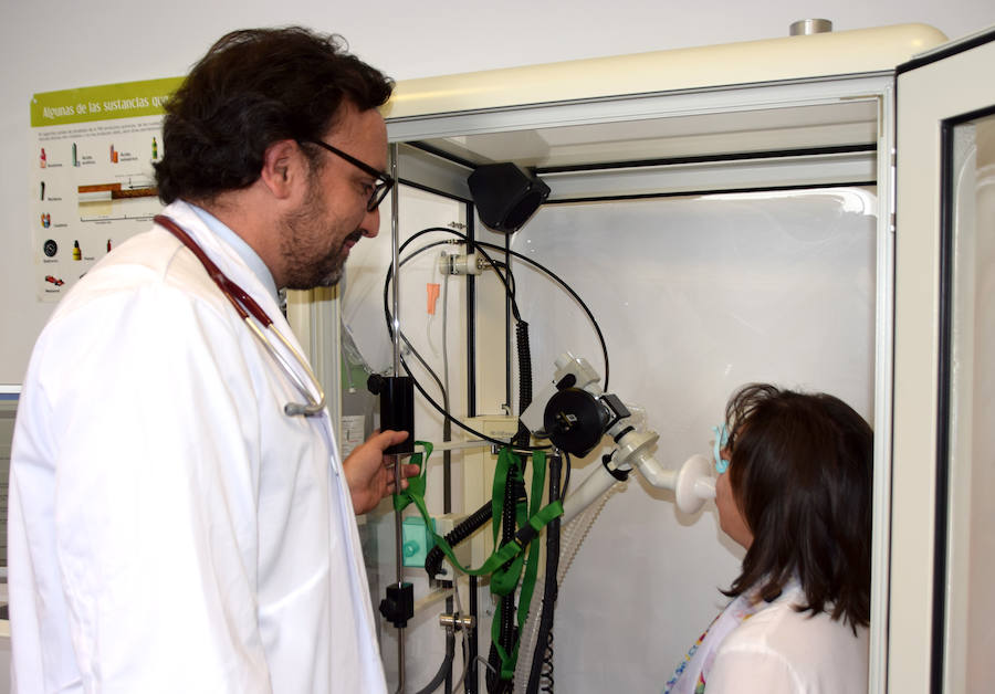 El equipo del neumólogo Bernardino Alcázar ha investigado la producción de óxido nítrico en 244 pacientes y su relación con crisis que producen ingresos y hasta fallecimientos