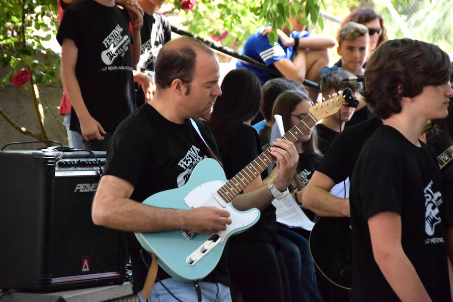 lLos alumnos de ESO del IES Moraima de Loja han demostrado ser todos unos rockeros. Temas míticos del rock y pop internacional han sonado en el patio de este centro, que ha vivido un festival musical a cargo de los profesores y los propios estudiantes.