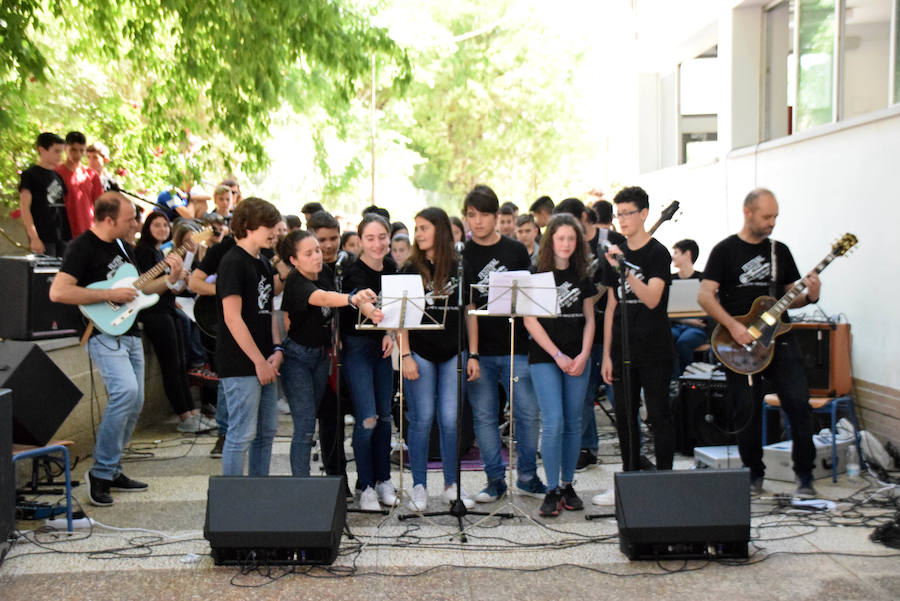 lLos alumnos de ESO del IES Moraima de Loja han demostrado ser todos unos rockeros. Temas míticos del rock y pop internacional han sonado en el patio de este centro, que ha vivido un festival musical a cargo de los profesores y los propios estudiantes.