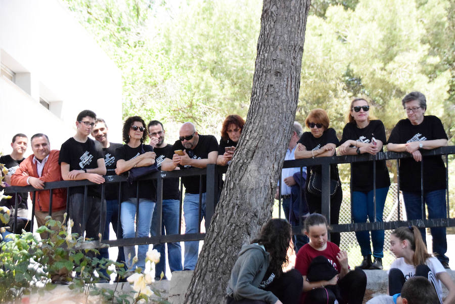 lLos alumnos de ESO del IES Moraima de Loja han demostrado ser todos unos rockeros. Temas míticos del rock y pop internacional han sonado en el patio de este centro, que ha vivido un festival musical a cargo de los profesores y los propios estudiantes.