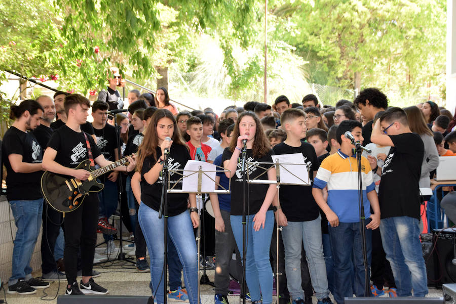 lLos alumnos de ESO del IES Moraima de Loja han demostrado ser todos unos rockeros. Temas míticos del rock y pop internacional han sonado en el patio de este centro, que ha vivido un festival musical a cargo de los profesores y los propios estudiantes.