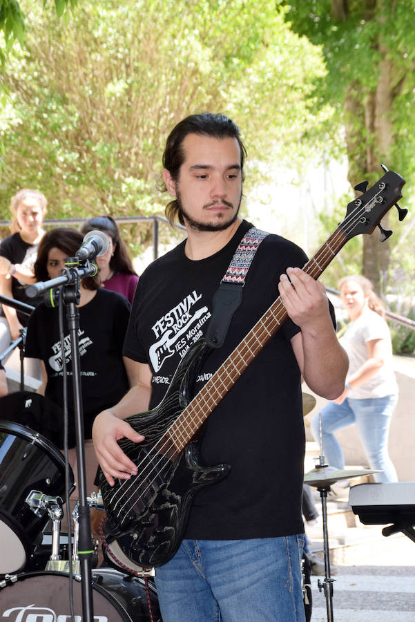 lLos alumnos de ESO del IES Moraima de Loja han demostrado ser todos unos rockeros. Temas míticos del rock y pop internacional han sonado en el patio de este centro, que ha vivido un festival musical a cargo de los profesores y los propios estudiantes.