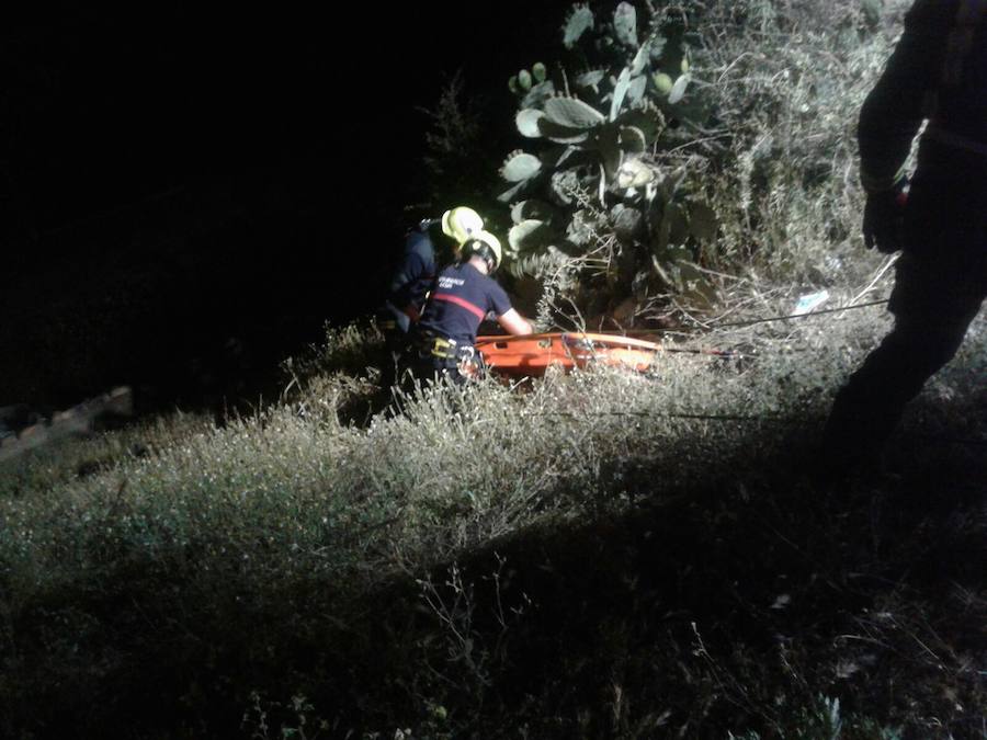 Bomberos de Loja rescatan el cuerpo sin vida de una mujer en Moraleda de Zafayona. La mujer tenía 49 años y llevaba varios días desaparecida.
