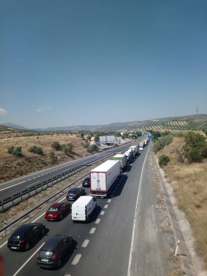 El corte de la autovía por una colisión múltiple a la altura de Loja dejó hasta tres kilómetros de retenciones.