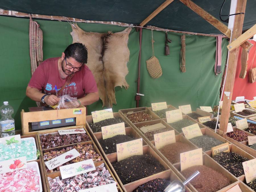 Visitamos el mercado artesano y el campamento histórico de la Alcazaba, protagonistas este fin de semana en Loja.