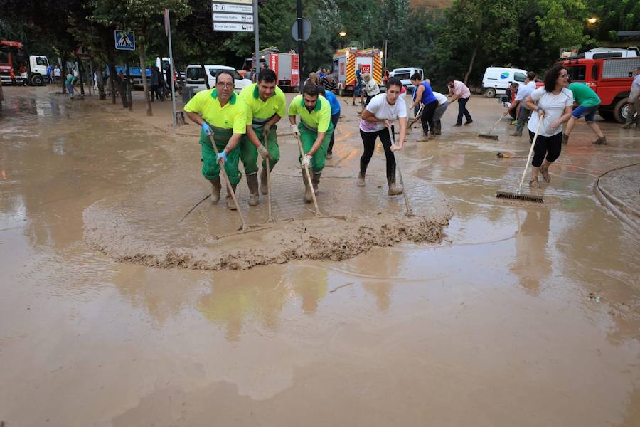 En la pedanía lojeña se ha desbordado el río, arrastrando coches y anegando viviendas y locales