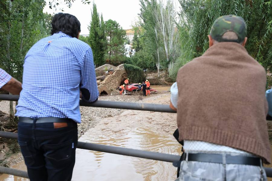 En la pedanía lojeña se ha desbordado el río, arrastrando coches y anegando viviendas y locales