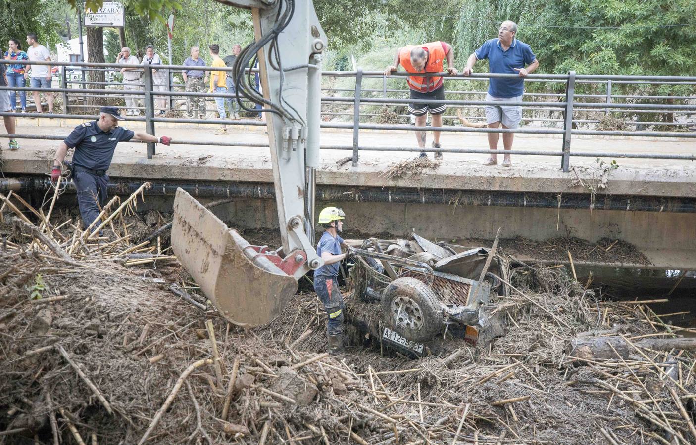 En la pedanía lojeña se ha desbordado el río, arrastrando coches y anegando viviendas y locales