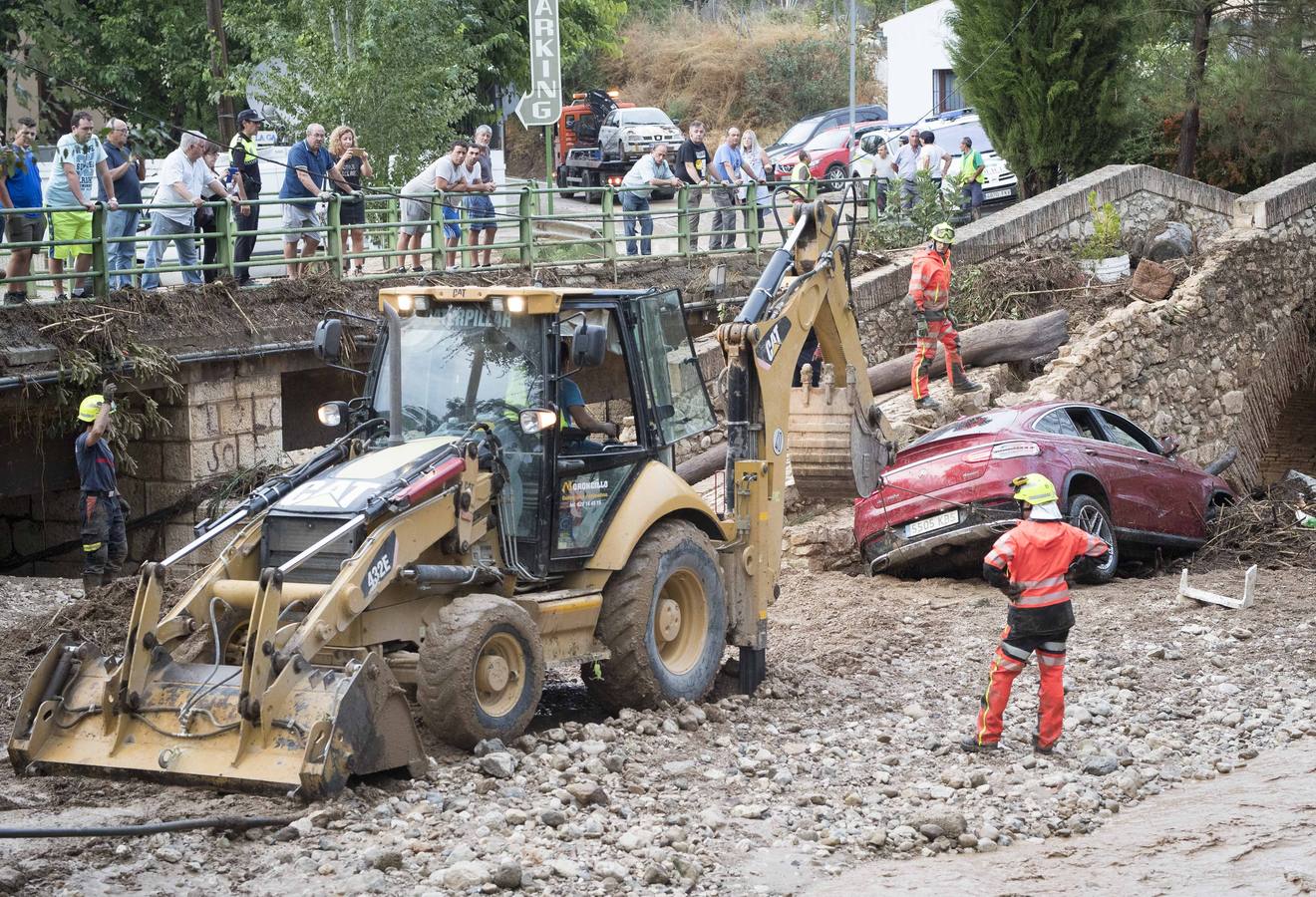 En la pedanía lojeña se ha desbordado el río, arrastrando coches y anegando viviendas y locales