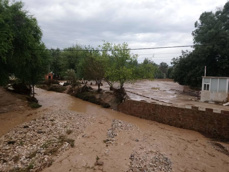 En la pedanía lojeña se ha desbordado el río, arrastrando coches y anegando viviendas y locales