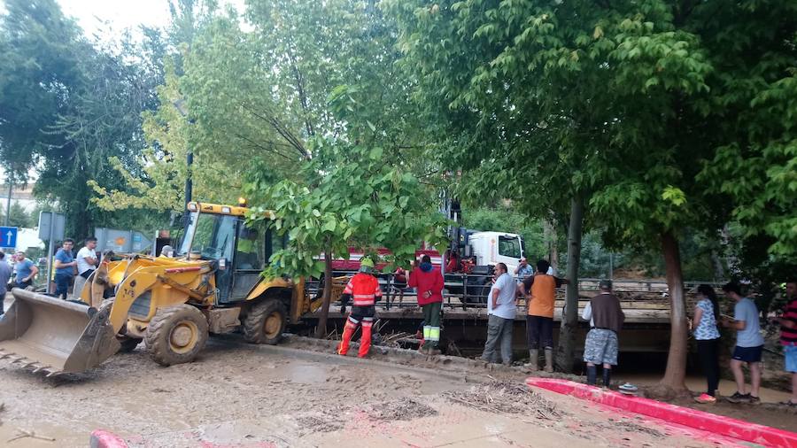 En la pedanía lojeña se ha desbordado el río, arrastrando coches y anegando viviendas y locales