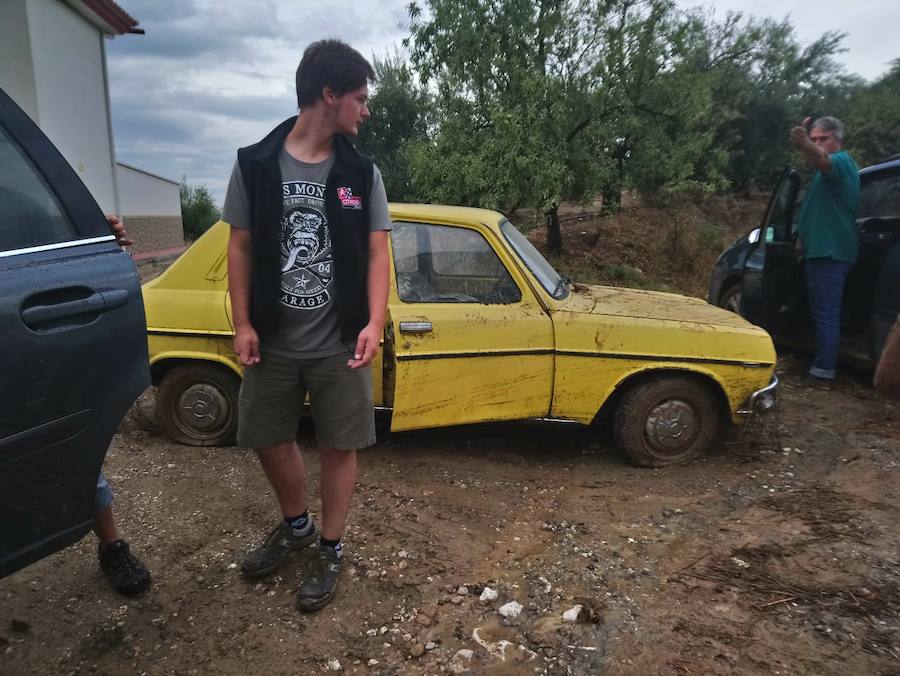 En la pedanía lojeña se ha desbordado el río, arrastrando coches y anegando viviendas y locales