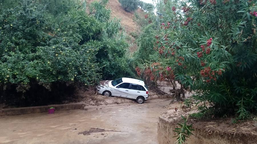 En la pedanía lojeña se ha desbordado el río, arrastrando coches y anegando viviendas y locales