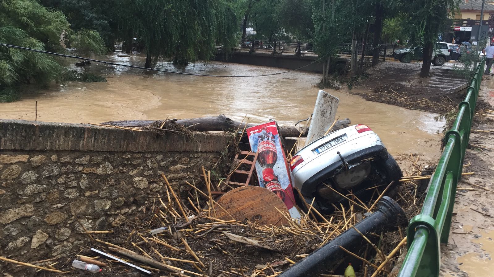 En la pedanía lojeña se ha desbordado el río, arrastrando coches y anegando viviendas y locales