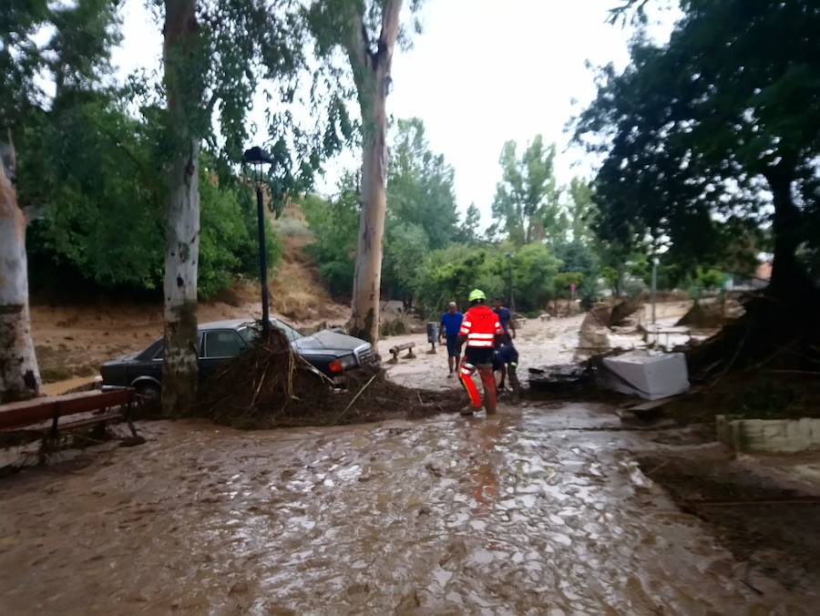 En la pedanía lojeña se ha desbordado el río, arrastrando coches y anegando viviendas y locales