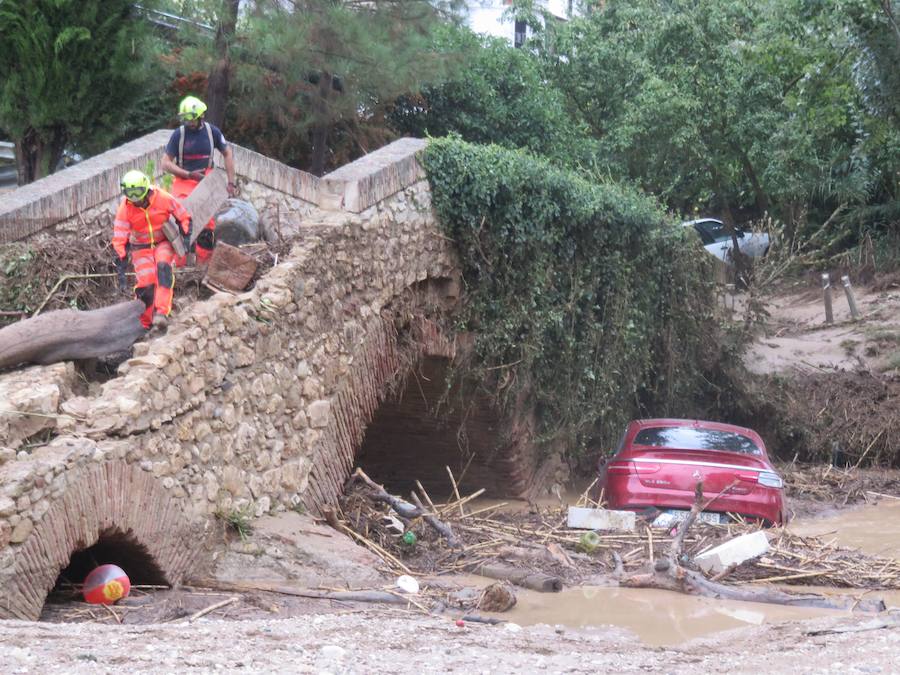 En la pedanía lojeña se ha desbordado el río, arrastrando coches y anegando viviendas y locales