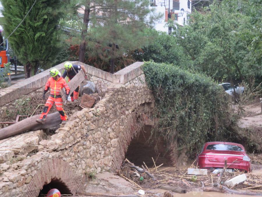 En la pedanía lojeña se ha desbordado el río, arrastrando coches y anegando viviendas y locales