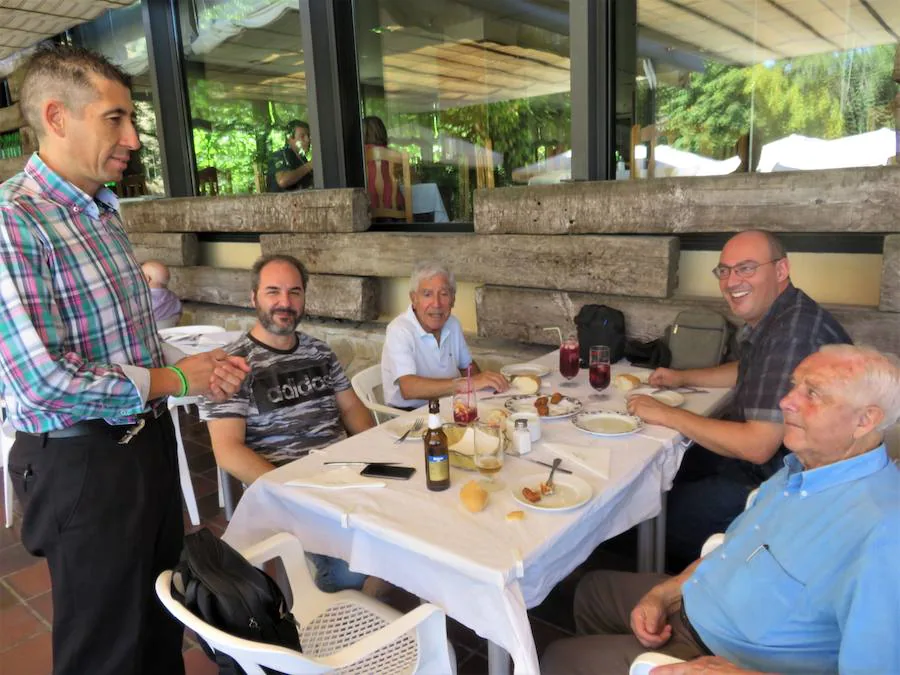 La hostelería de la conocida localidad no ha dejado de atender a los miles de visitantes de cada fin de semana, mientras que la piscifactoría estudia qué uso dar a parte de las instalaciones dañadas