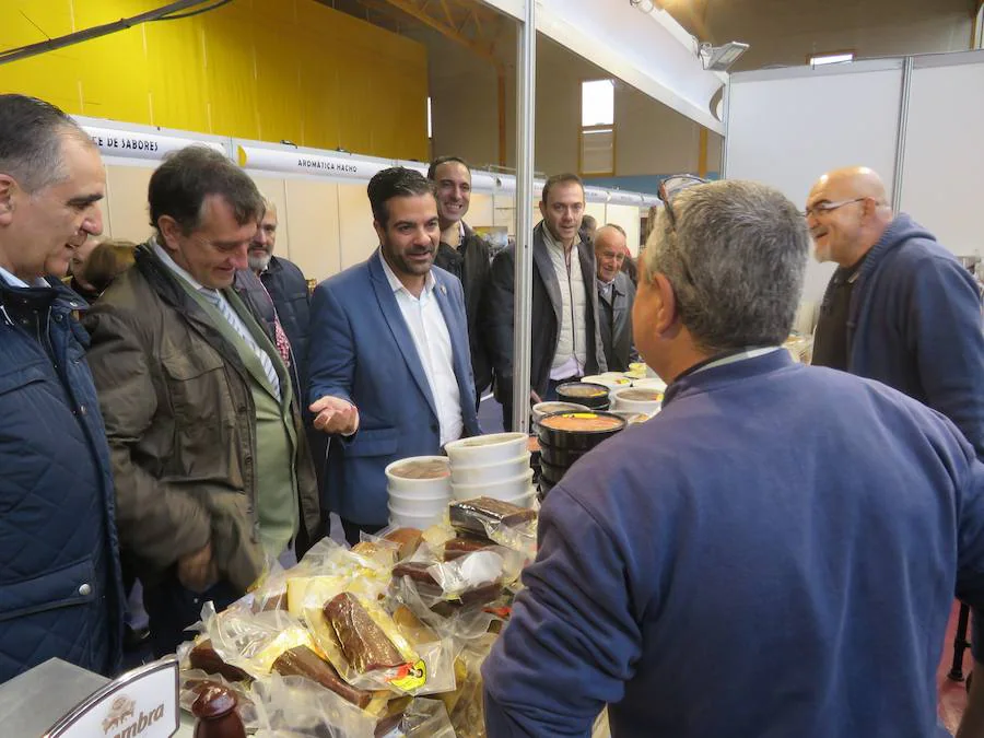 Protagonista de la XI Real Feria del Ganado de Loja, la raza autóctona -protegida y criada por algo más de 50 ganaderos- demuestra un año más sus excelencias gastronómicas y su aportación medioambiental a través de los pastos. Las autoridades municipales, provinciales y autonómicas visitaban la feria, que se celebra todo el fin de semana y reúne desde degustaciones de 'anchoas' de cordero ecológico a talleres de hilado de lana de esta peculiar oveja 'rabúa'.