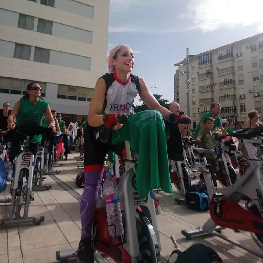 DEportistas y vecinos colaboran con esta actividad, organizada por Fitness FYS y el Ayuntamiento de Loja a beneficio de la AECC.