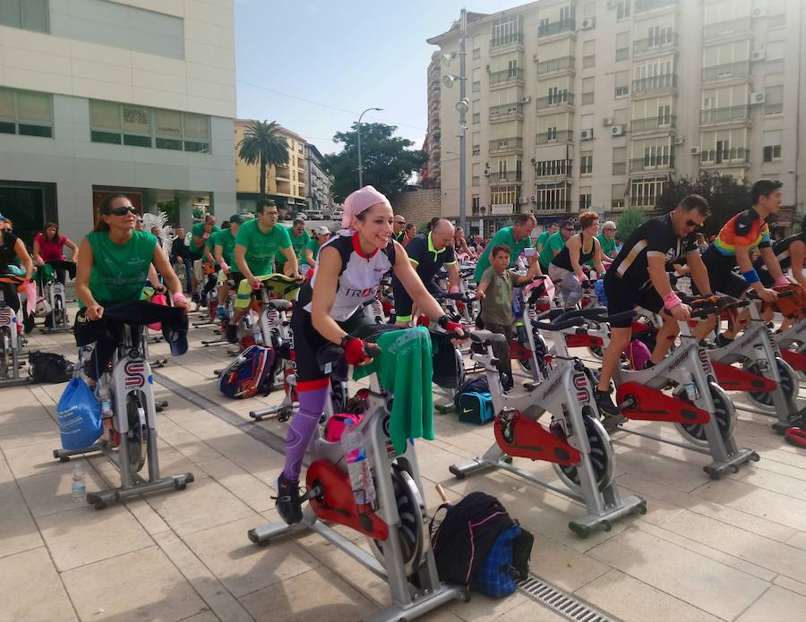 DEportistas y vecinos colaboran con esta actividad, organizada por Fitness FYS y el Ayuntamiento de Loja a beneficio de la AECC.